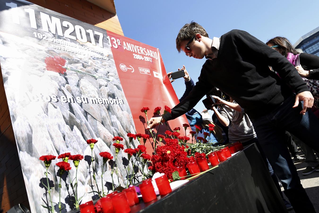 El diputado de Podemos íñigo Errejón durante la ofrenda floral en el homenaje en recuerdo de las víctimas de los atentados del 11 de marzo de 2004, hoy en la estación de Atocha