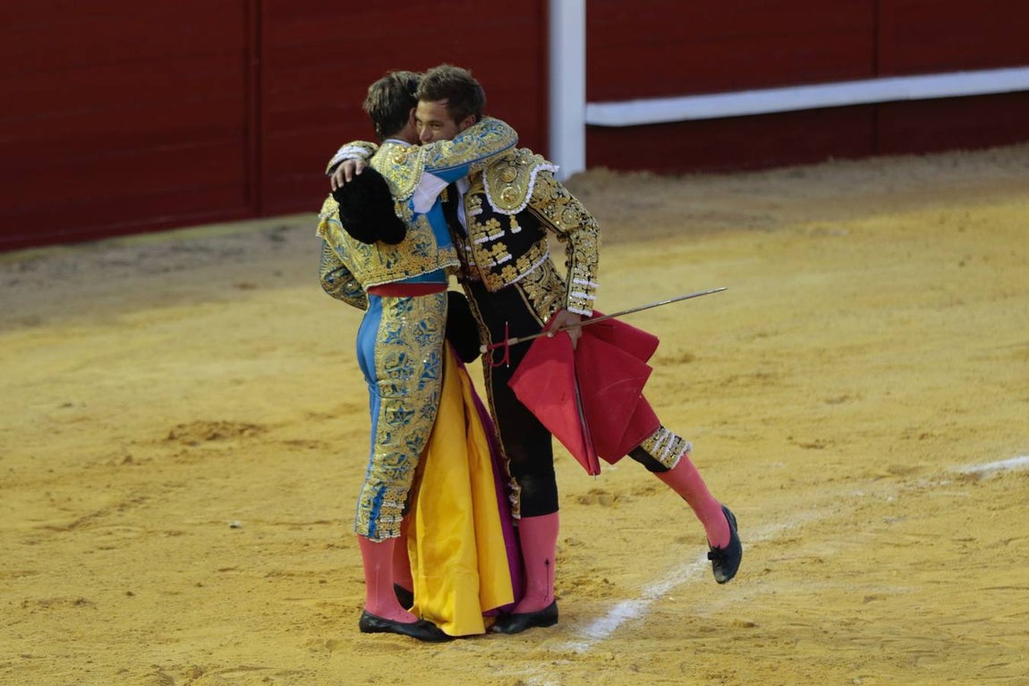 El abrazo tras el brindis. 