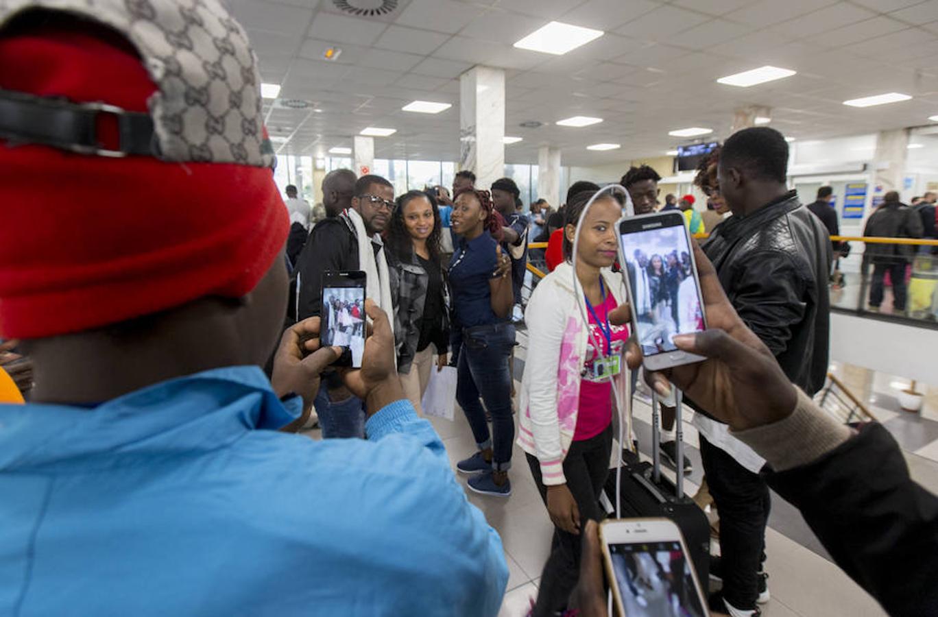 90 migrantes subsaharianos embarcan en la estación marítima con destino a distintos centros de la península. 