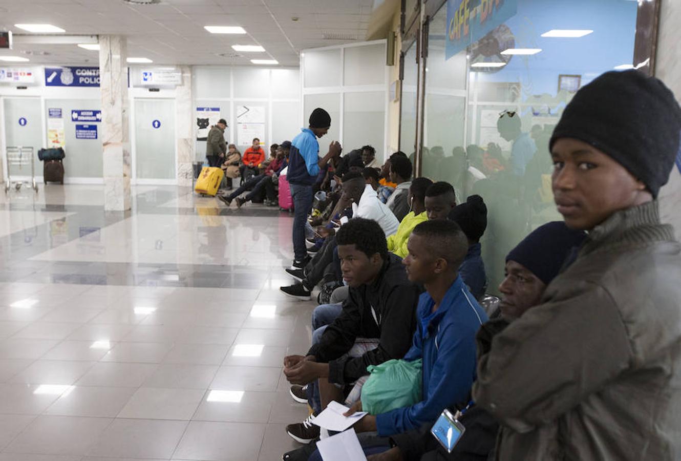 90 migrantes subsaharianos embarcan en la estación marítima con destino a distintos centros de la península. 