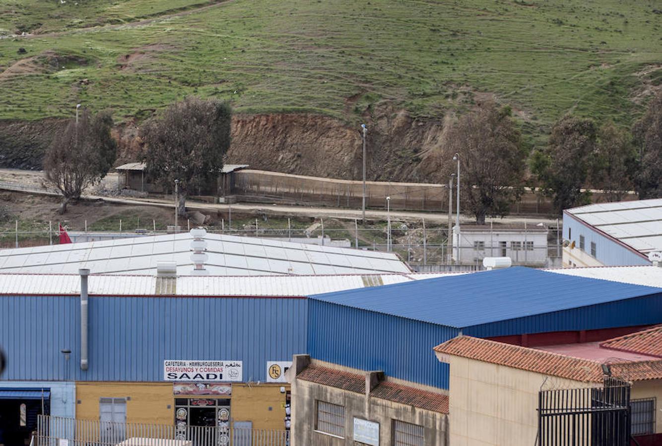 Frontera de 'El Tarajal'. Polígono industrial y valla fronteriza. 