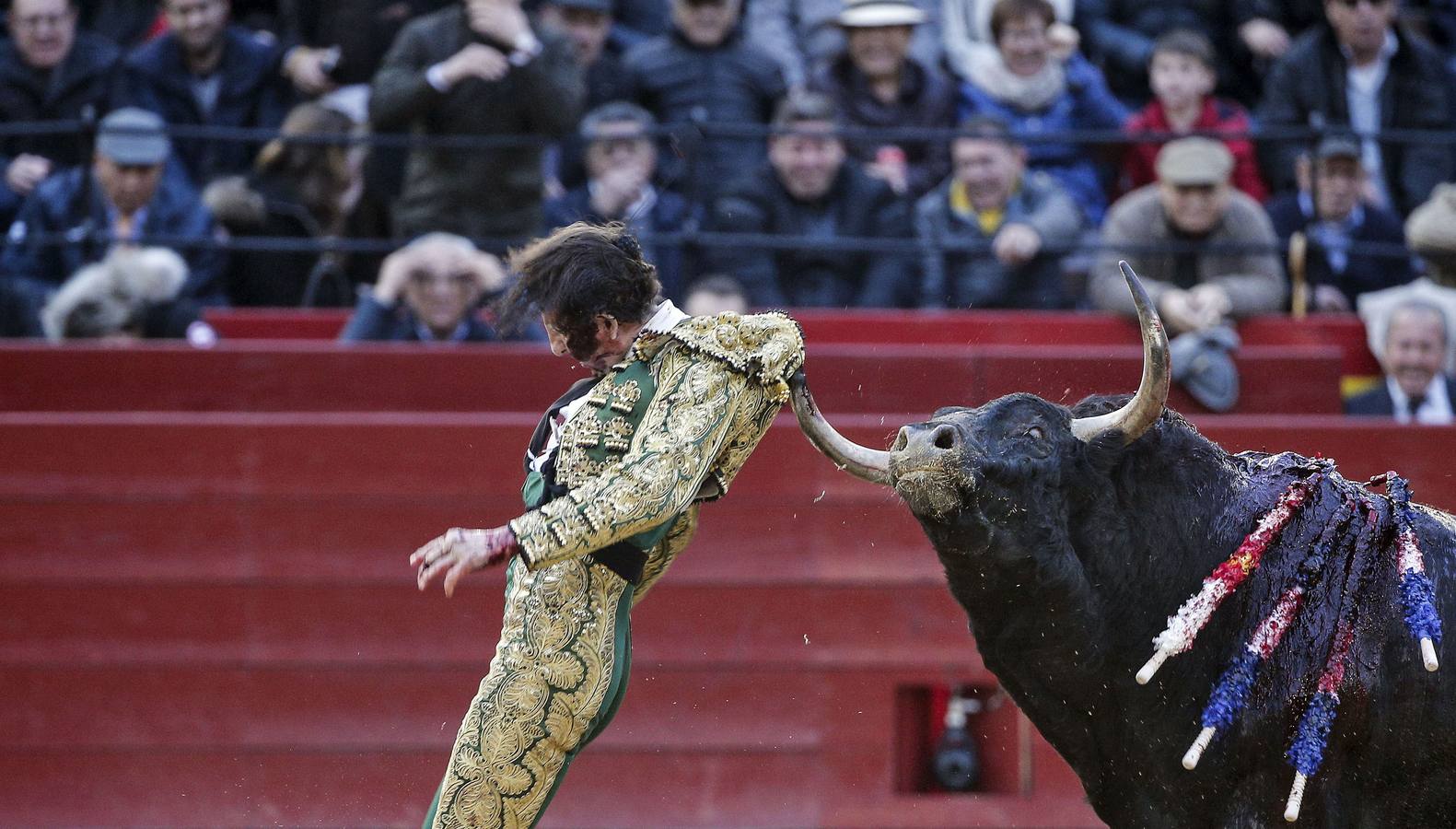 Imágenes del espantoso percance de Juan José Padilla en Valencia