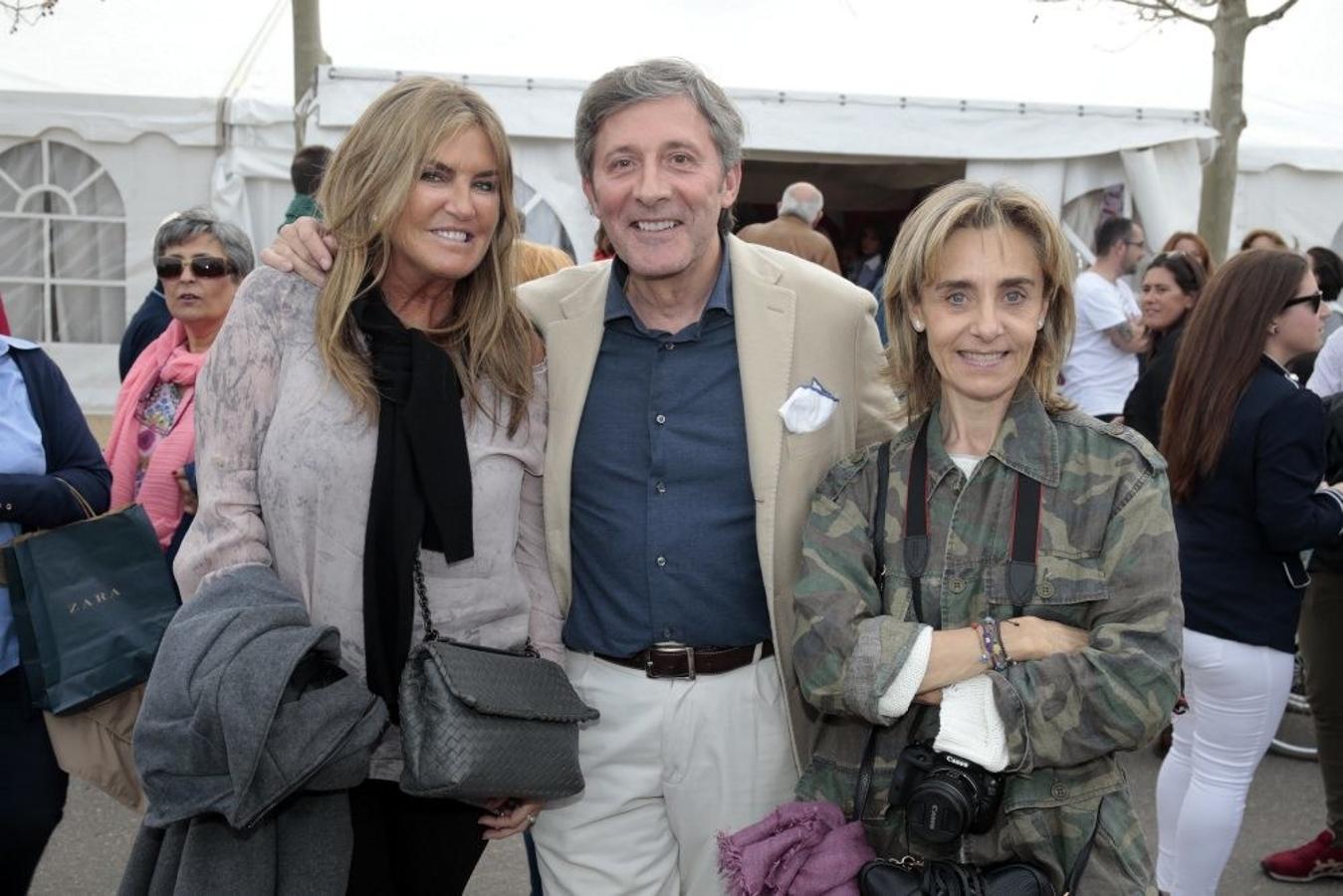 Jesús Alvarez con su mujer Margarita Revilla y Susana Urribarri. 