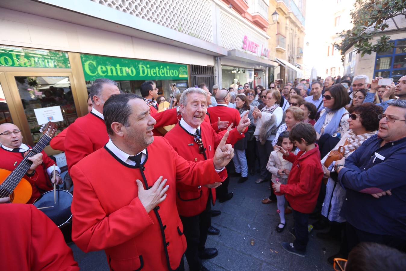 El Carnaval Chiquito llena las calles del centro de Cádiz