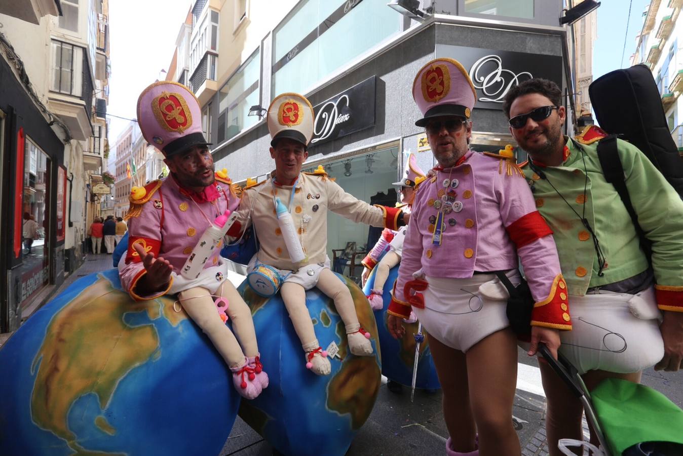 El Carnaval Chiquito llena las calles del centro de Cádiz