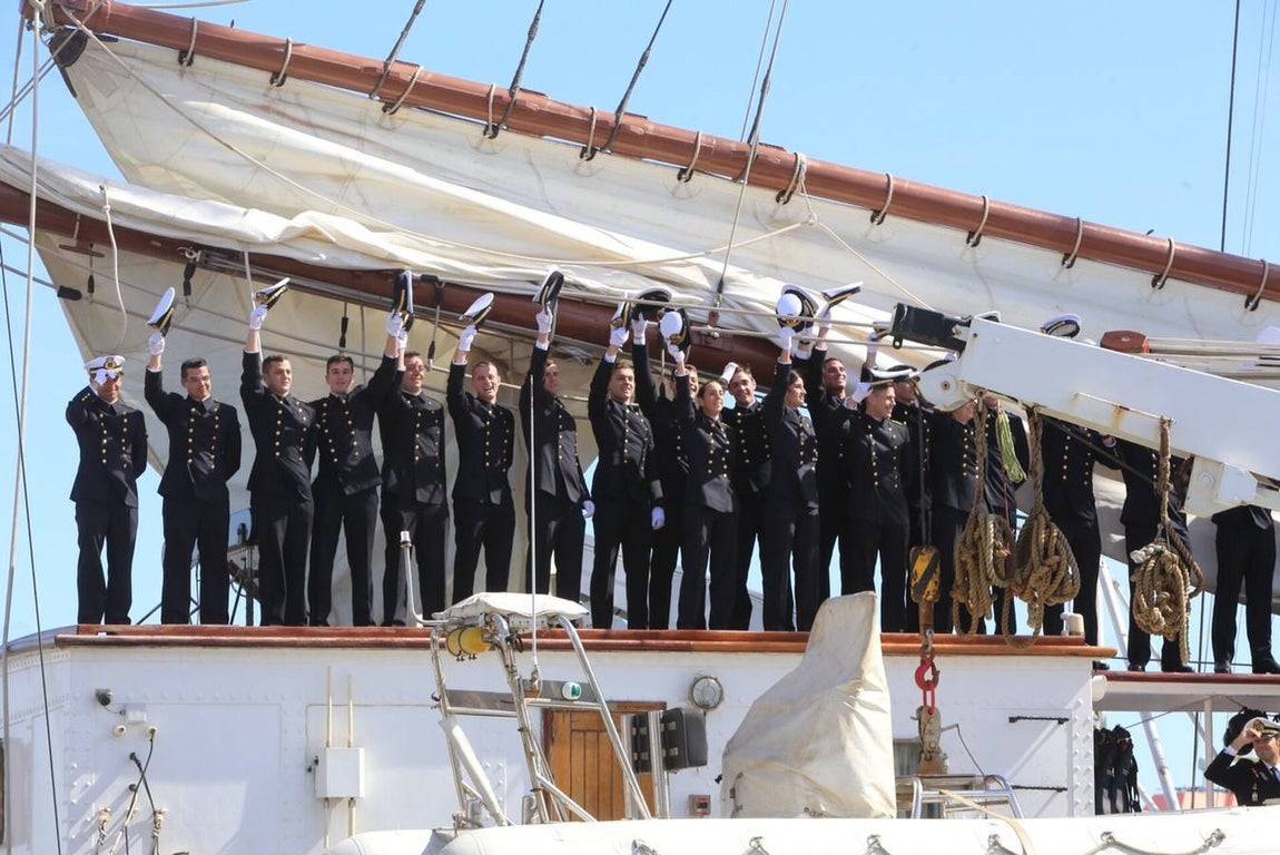 Cádiz despide al buque &#039;Juan Sebastián Elcano&#039;