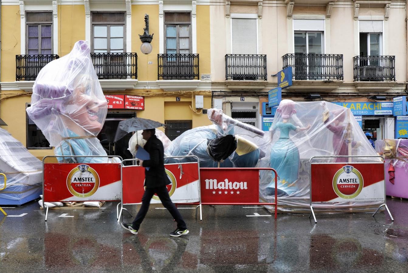 La lluvia retrasa la platà de las fallas