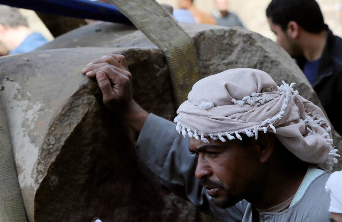 Uno de los que han participado en los trabajos de rescate se toma un respiro, pensativo. 