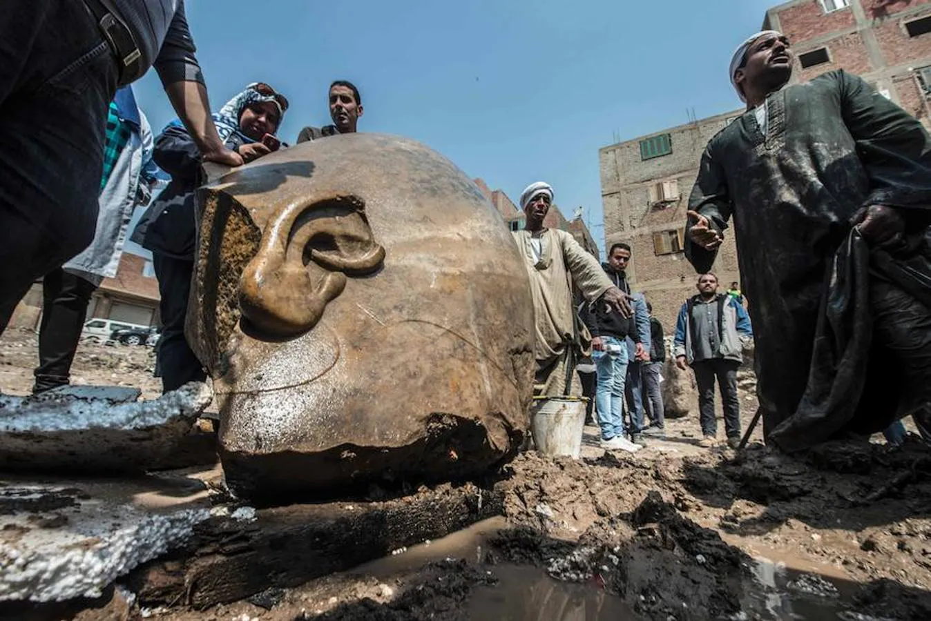 El descubrimiento se hizo cerca de las ruinas del templo de Ramsés II. en la antigua ciudad de Heliópolis, ubicada en la parte oriental de lo que es la actual capital egipcia.