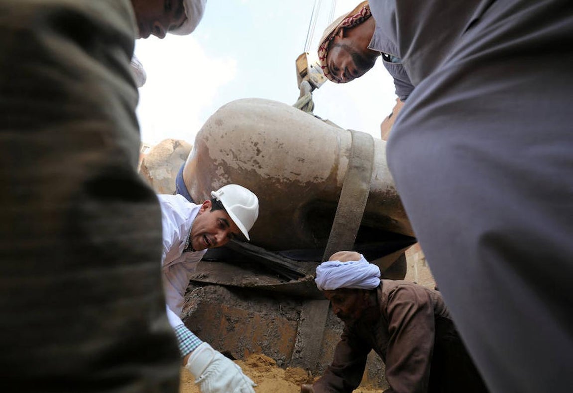 El jefe del equipo egipcio de esta misión conjunta, Aymán Ashmaui, señala que el descubrimiento de las dos estatuas «es la recompensa a diez años de trabajo».. 