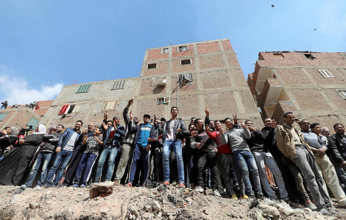 Decenas de habitantes de Matariya se agrupan alrededor del gran hoyo excavado para ver cómo recubren el resto del coloso encontrado. Vociferan: «Matariya es el país de la civilización», mientras las mujeres ululan sin parar al son de ese cántico. 