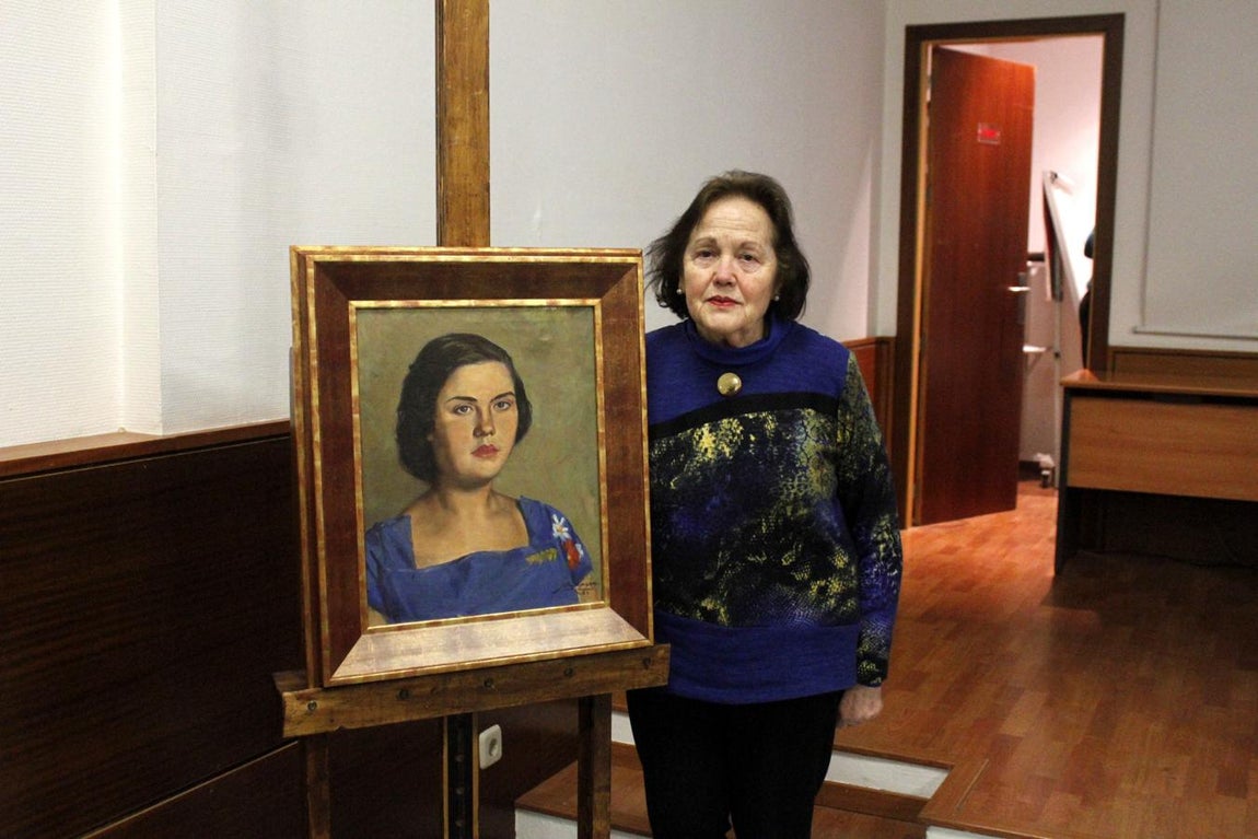 La profesora toledana Marina Riaño, con un retrato que el artista le realizó en su juventud. 
