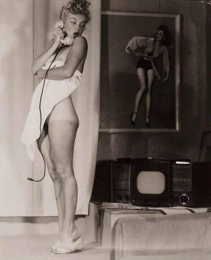 Monroe pasó sus primeros años en un hostal para jóvenes aspirantes a estrellas, «Hollywood Studio club», que costaba alrededor de 50 dólares el alquiler