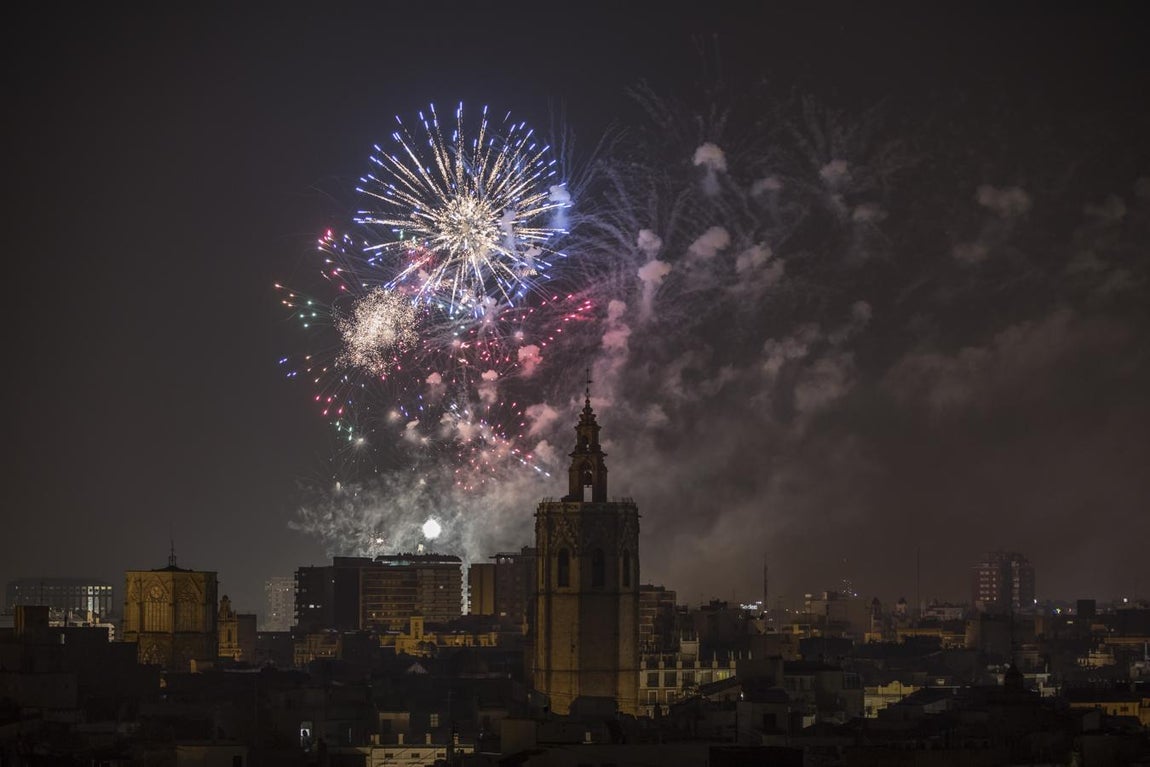 L'Alba de les Falles en el paseo de la Alameda. 