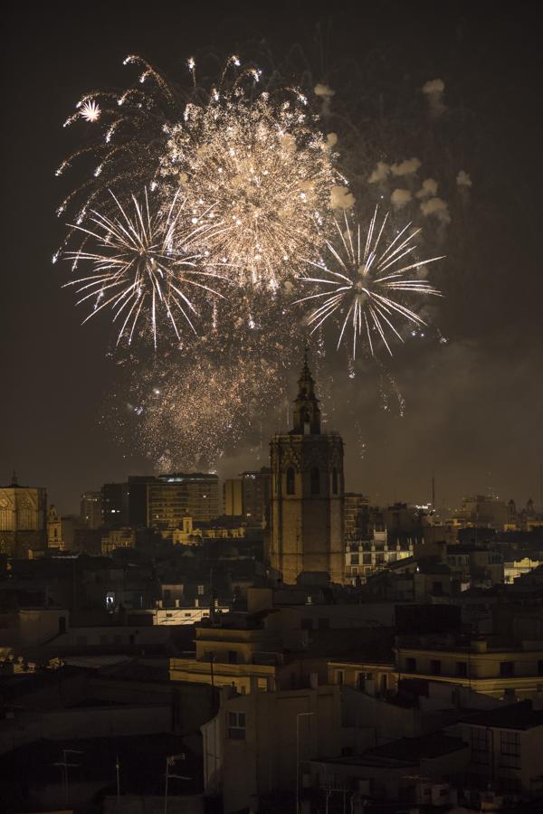 L'Alba de les Falles en el paseo de la Alameda. 