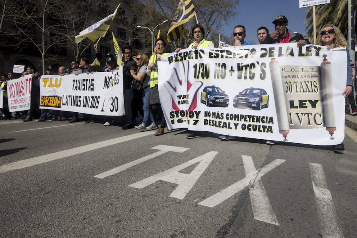 Varios taxistas protestan por el centro de la ciudad condal. 