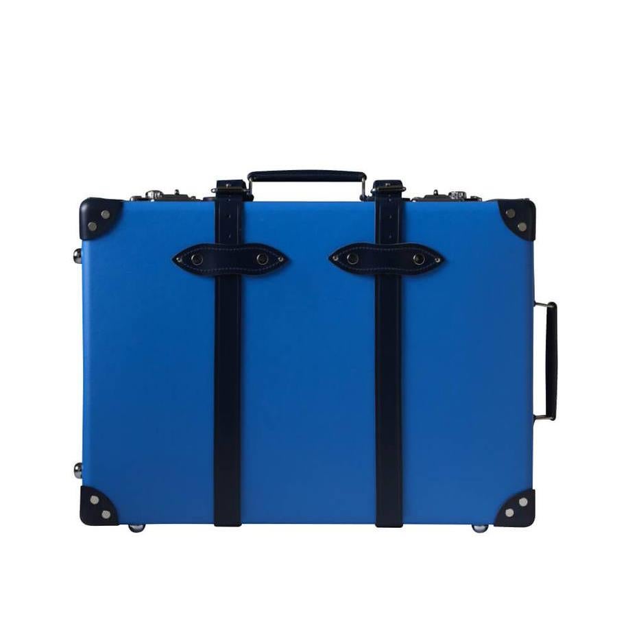 Maleta edición especial Cruise 20 hecha de fibra volcánica con detalles de piel en color negro (1.741€)