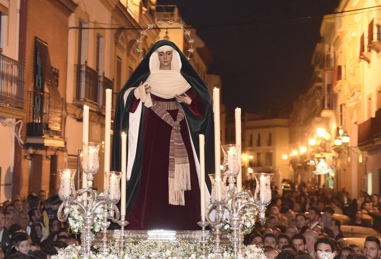 El traslado de la Esperanza de Triana a Santa Ana, en fotos