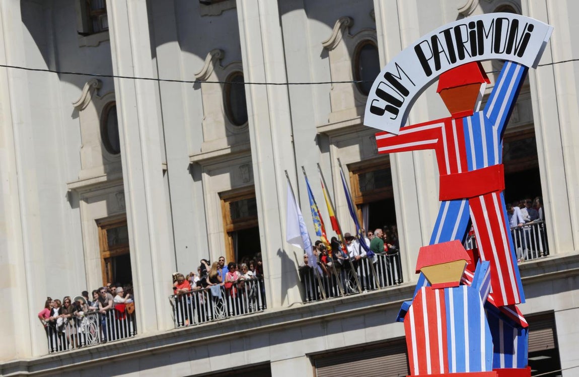 Ambiente fallero en la plaza del Ayuntamiento. 