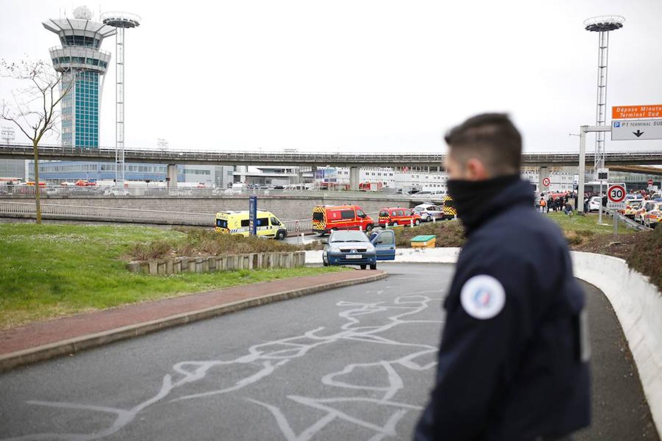 Miedo y desinformación en el aeropuerto de París-Orly tras el ataque