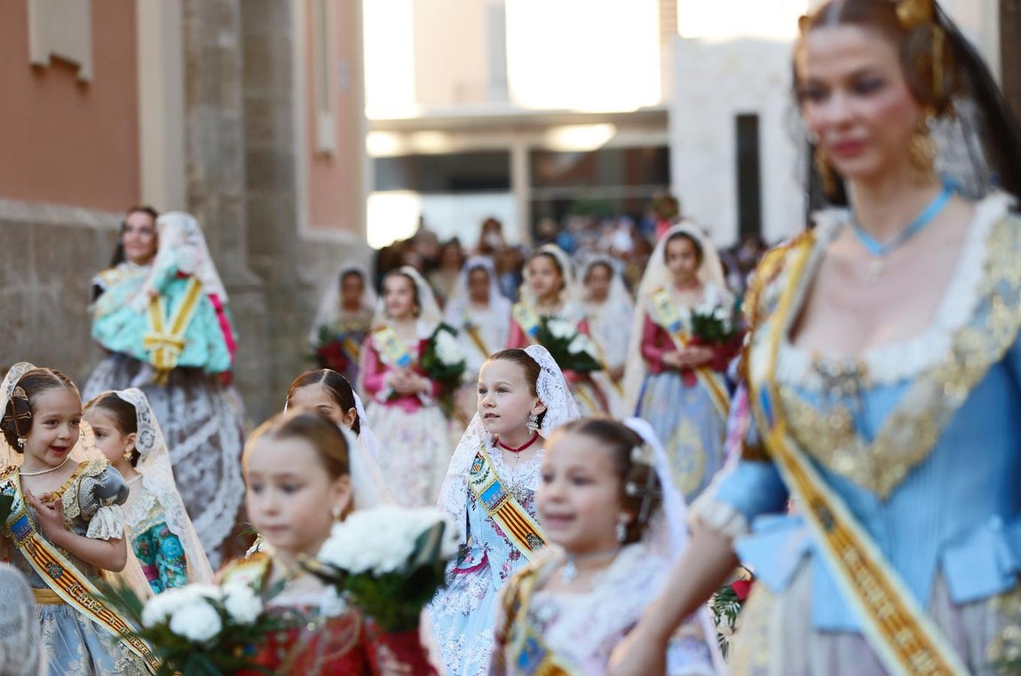 Ofrenda de flores a la Virgen. 