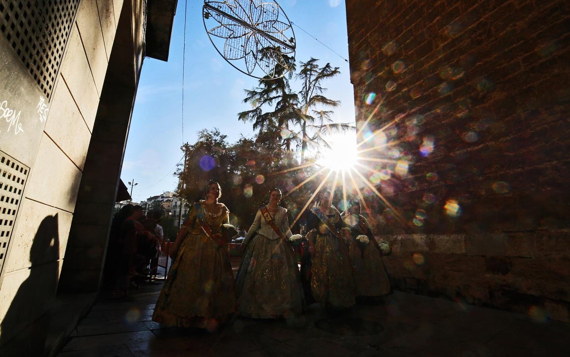 Ofrenda de flores a la Virgen. 