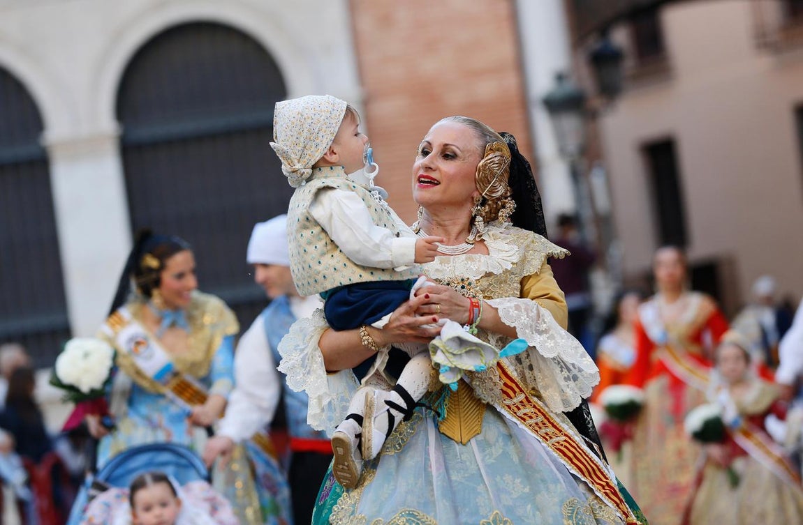 Ofrenda de flores a la Virgen. 