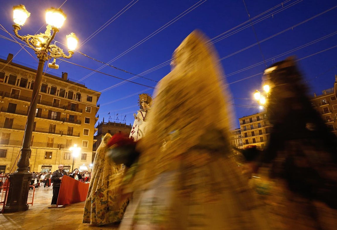Ofrenda de flores a la Virgen. 