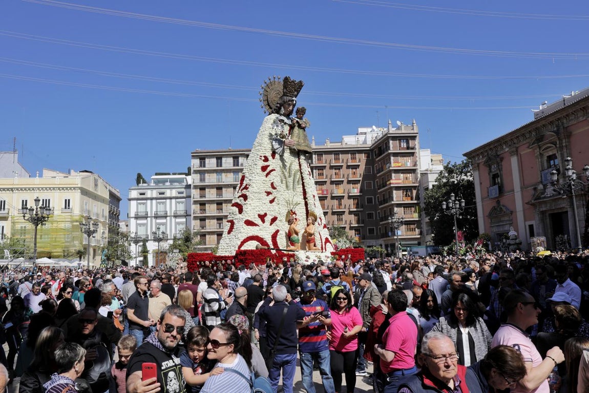 La Virgen de los Desamparados con el manto cubierto de flores después de la Ofrenda. 