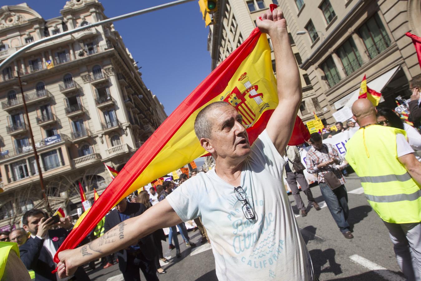 Imagenes de la manifestación celebrada este domingo en Barcelona contra el «golpe separatista» en Cataluña