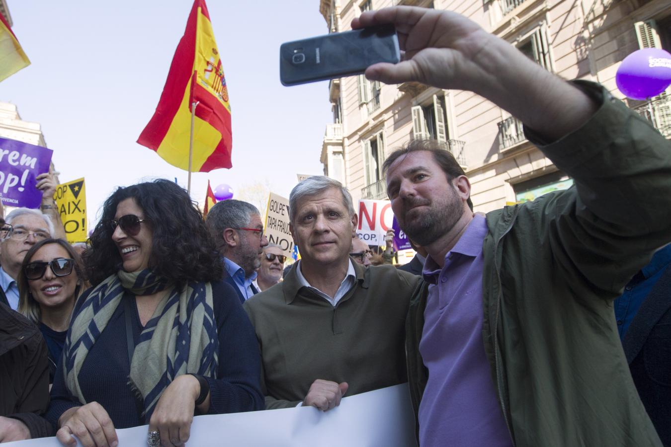 Imagenes de la manifestación celebrada este domingo en Barcelona contra el «golpe separatista» en Cataluña