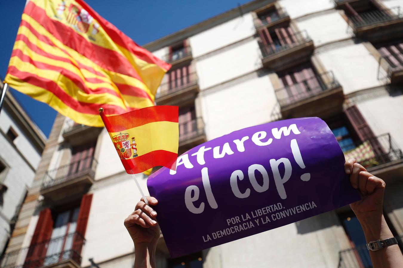 Imagenes de la manifestación celebrada este domingo en Barcelona contra el «golpe separatista» en Cataluña