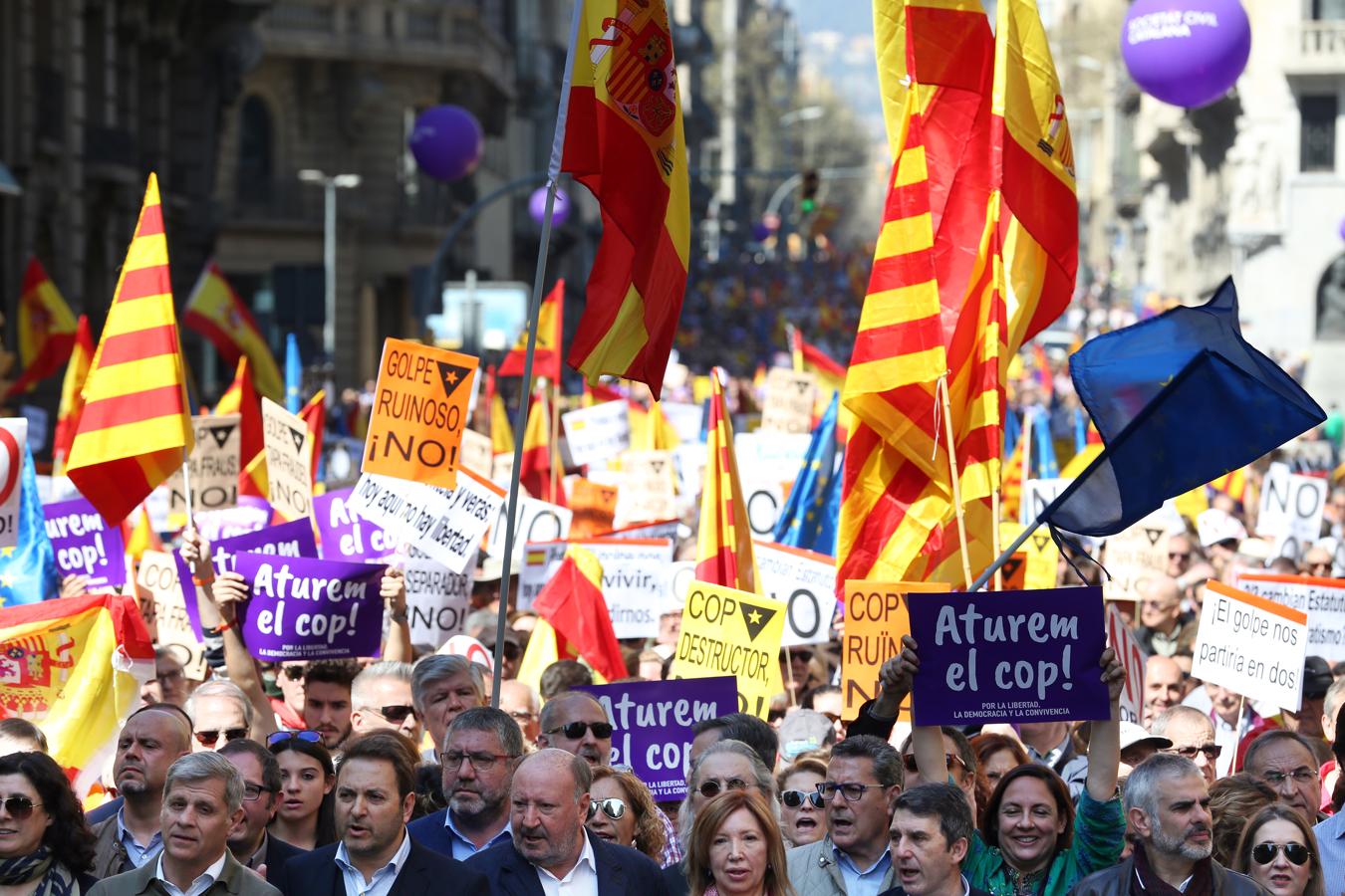 Imagenes de la manifestación celebrada este domingo en Barcelona contra el «golpe separatista» en Cataluña