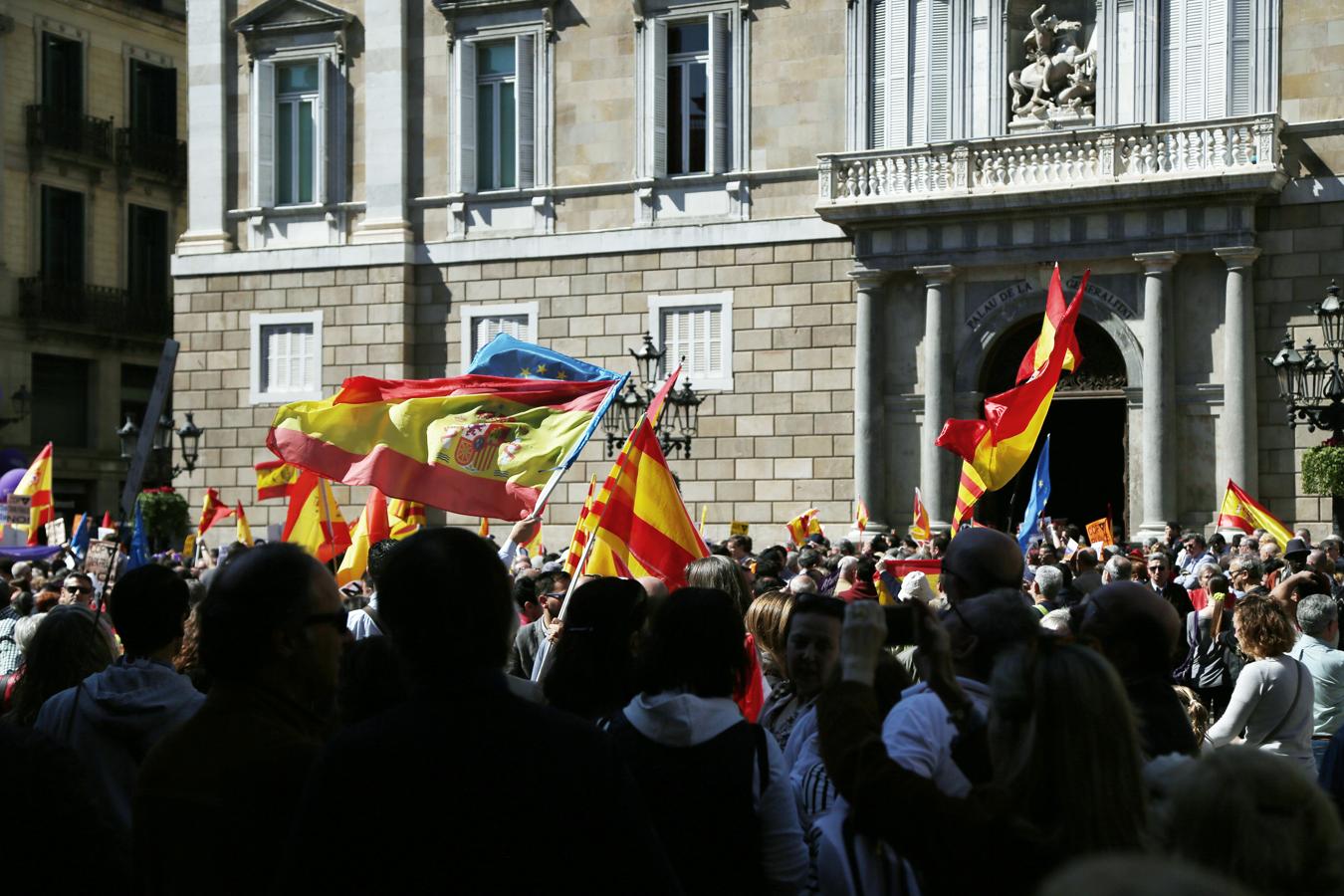 Imagenes de la manifestación celebrada este domingo en Barcelona contra el «golpe separatista» en Cataluña