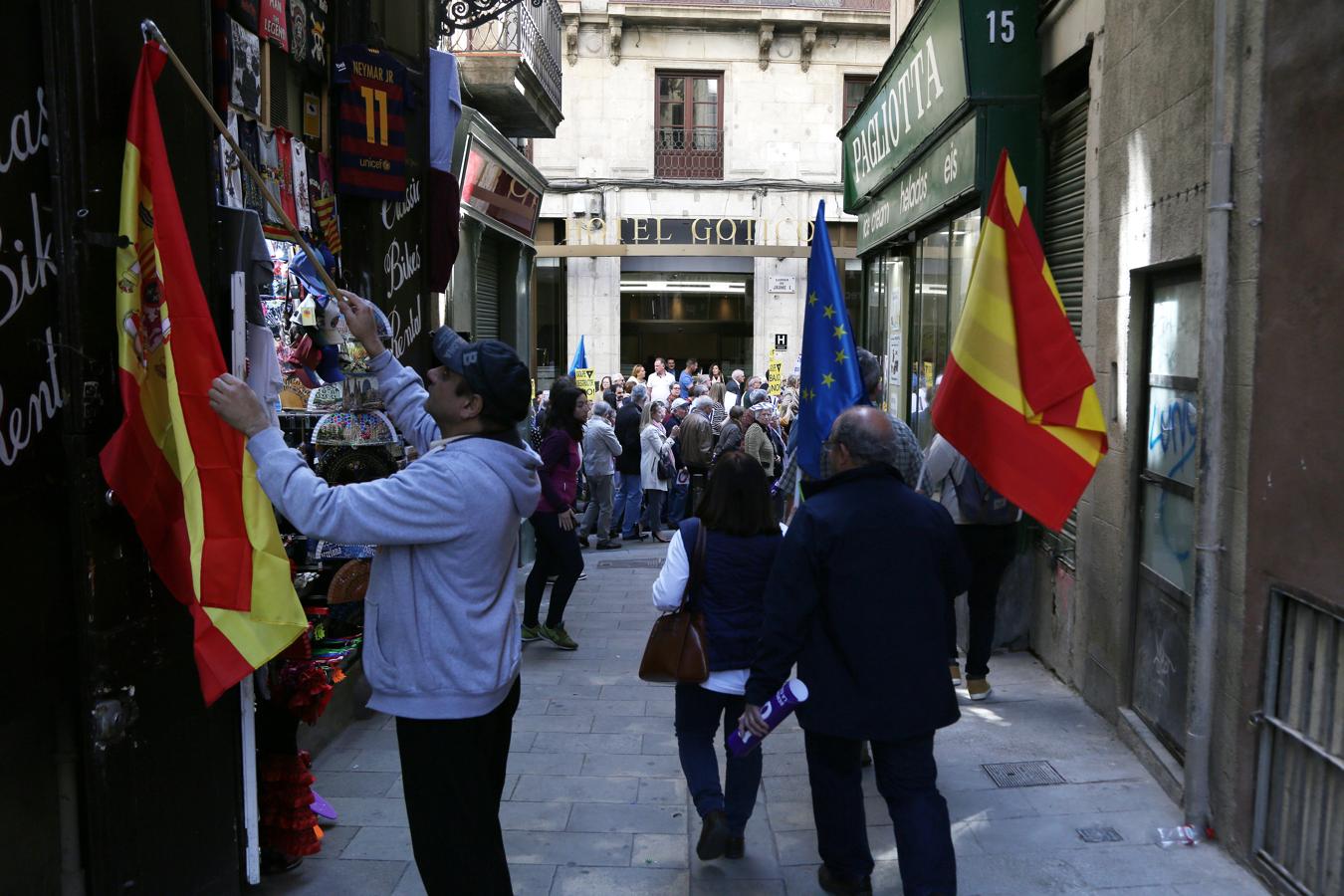 Imagenes de la manifestación celebrada este domingo en Barcelona contra el «golpe separatista» en Cataluña