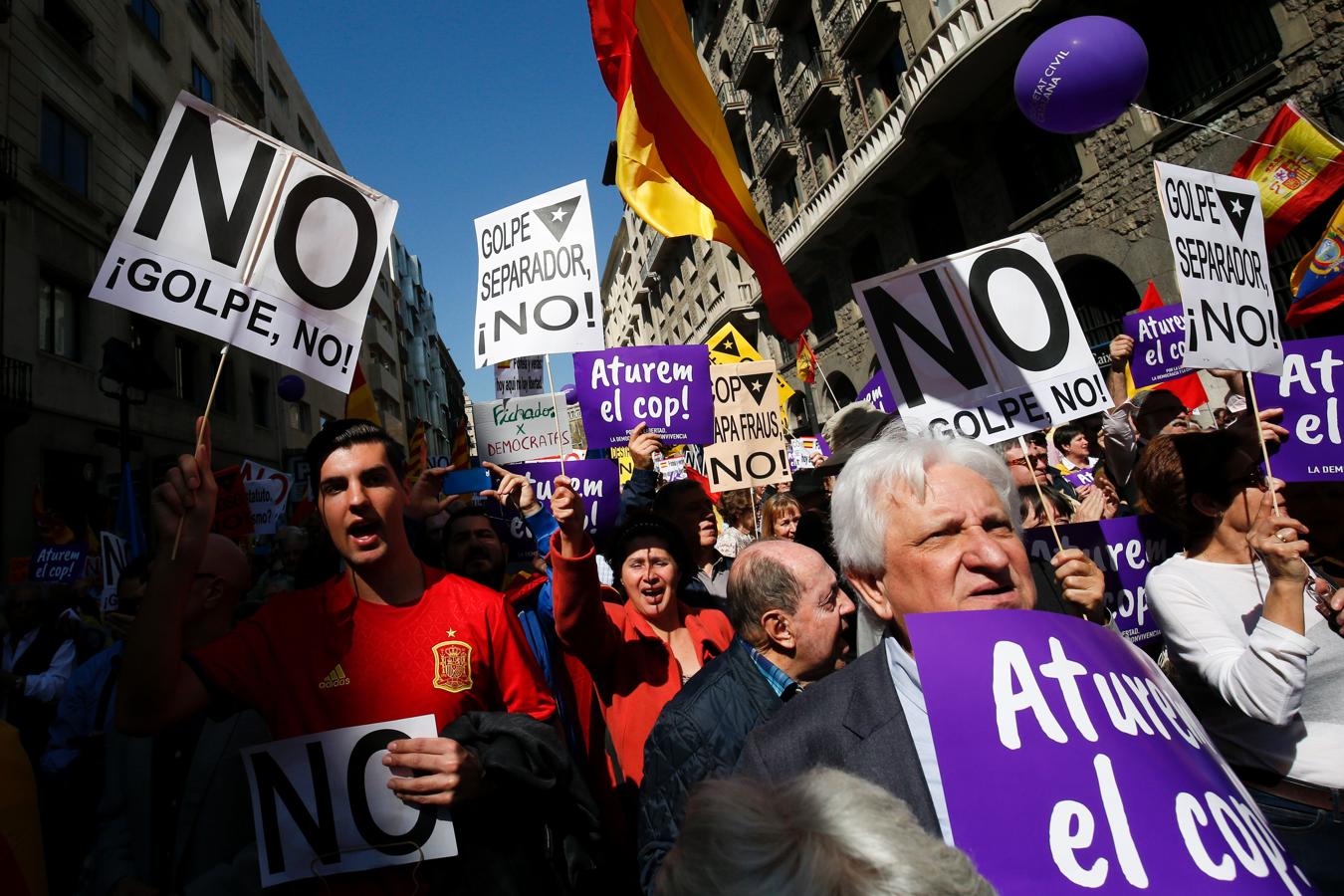 Imagenes de la manifestación celebrada este domingo en Barcelona contra el «golpe separatista» en Cataluña