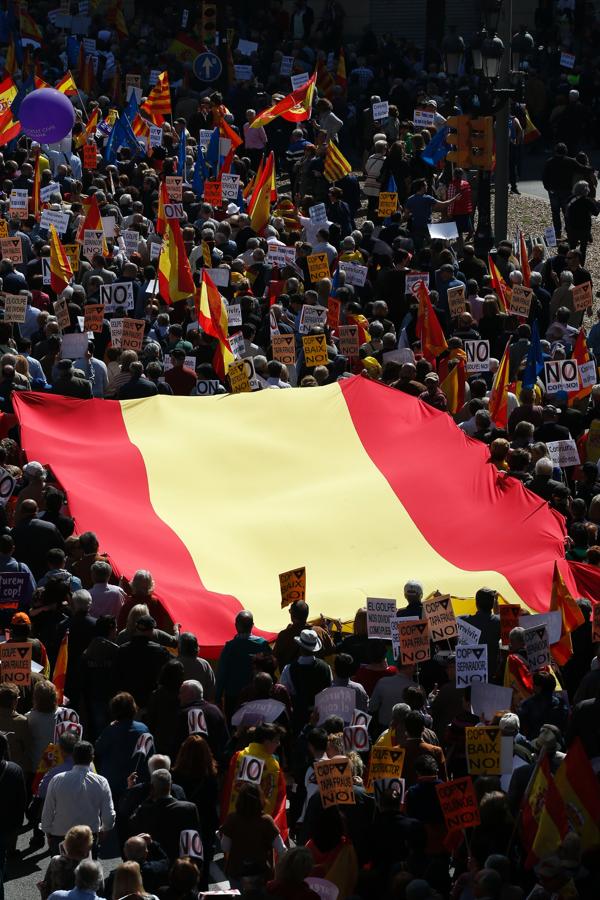 Imagenes de la manifestación celebrada este domingo en Barcelona contra el «golpe separatista» en Cataluña