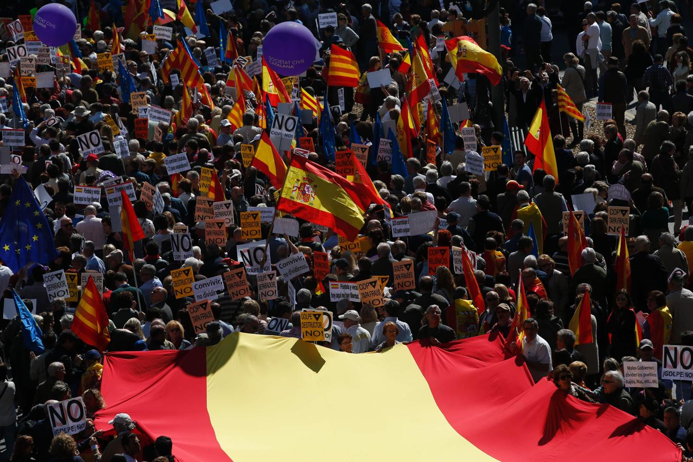 Imagenes de la manifestación celebrada este domingo en Barcelona contra el «golpe separatista» en Cataluña