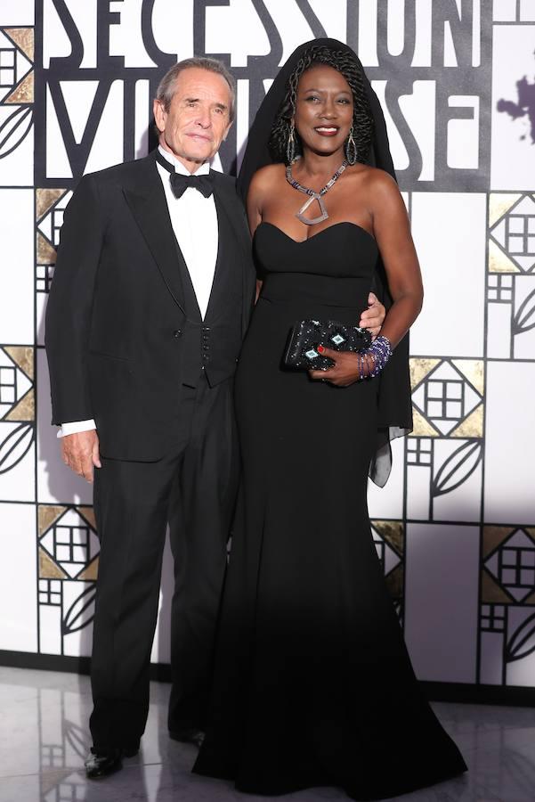 El piloto belga Jacky Ickx, junto a su mujer, la cantante Khadja Nin. 