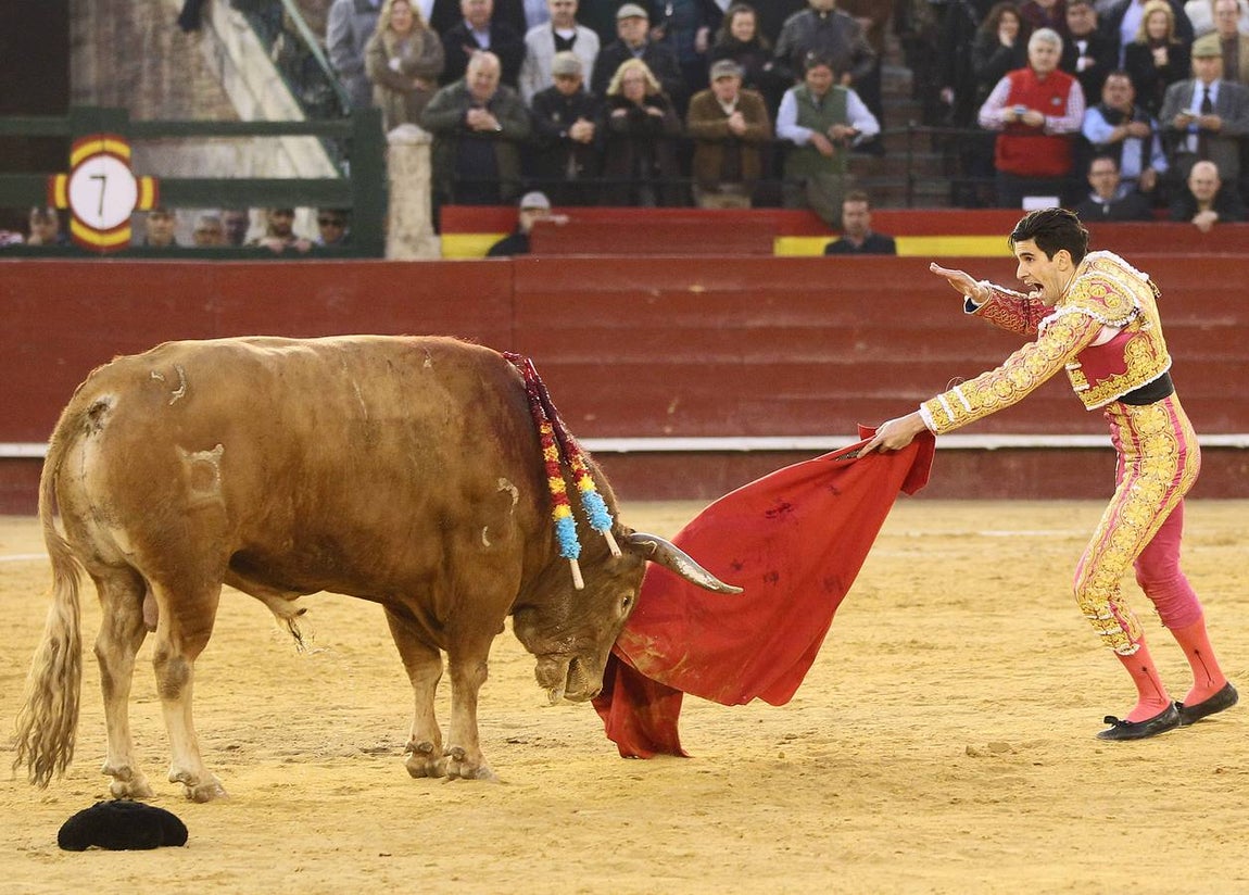 López Simón simula la suerte suprema con «Pasmoso». 