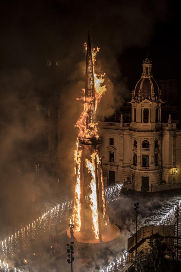 Cremà de la falla del Ayuntamiento. 