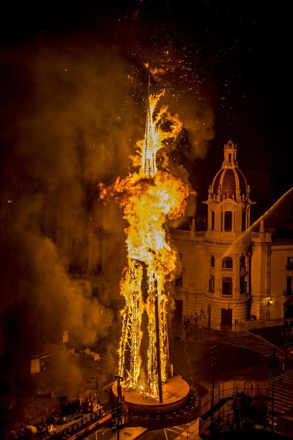 Cremà de la falla del Ayuntamiento. 