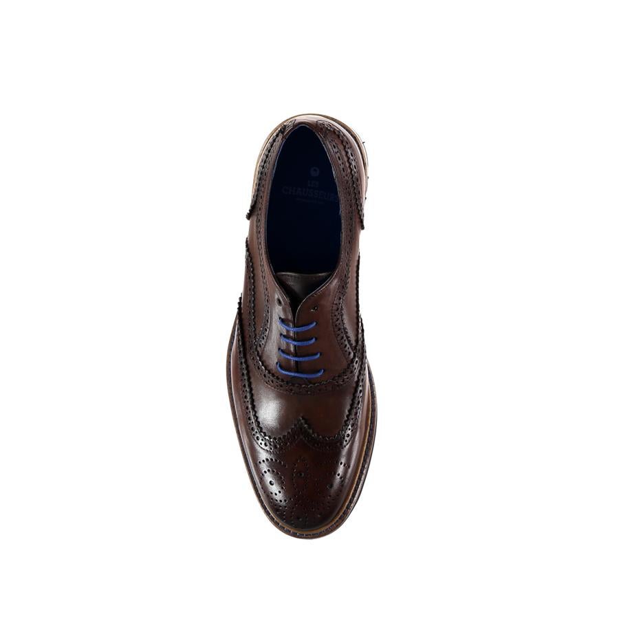 Zapato de piel, troquelados y con cordones en color (115€)