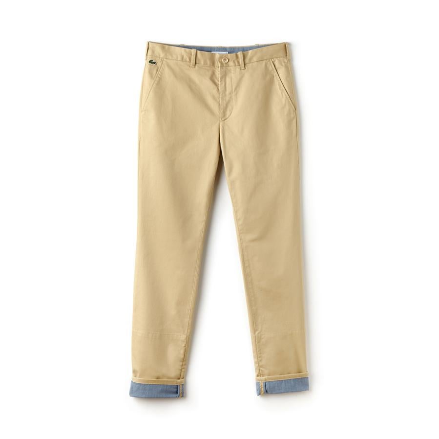 2. Pantalón. En cuestión de básicos el chino se convierte en el perfecto aliado de la temporada primavera/ verano. El color es importante a la hora de escoger una prenda capaz de crear looks diversos, en azul marino o beige serán de acierto seguro. Pantalón chino en color beige (120€)