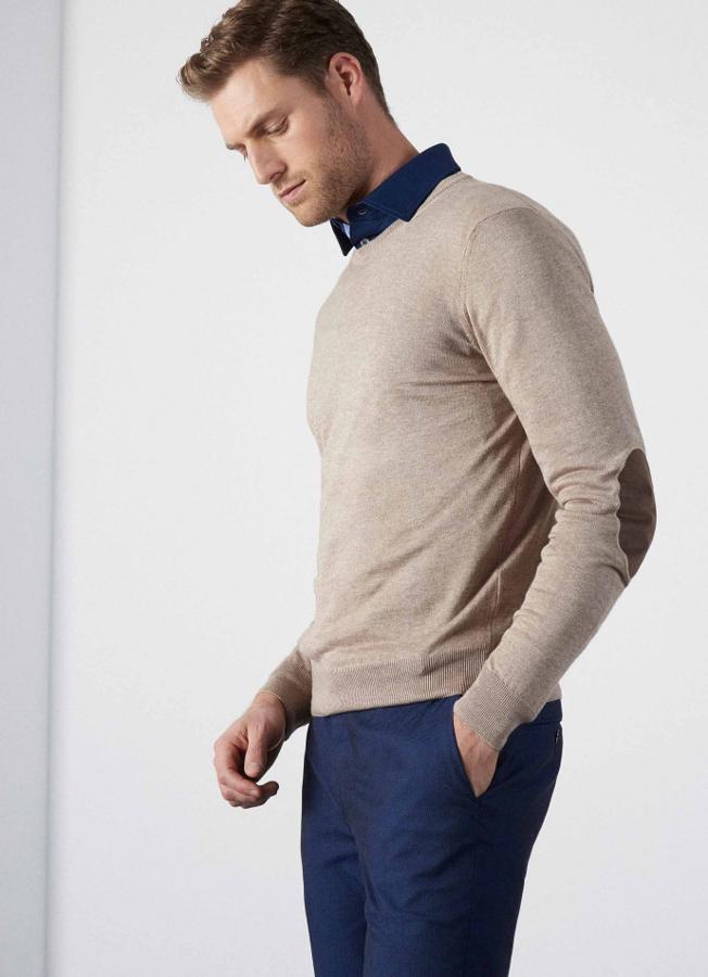 Jersey de cuello redondo con coderas en color beige (175€)