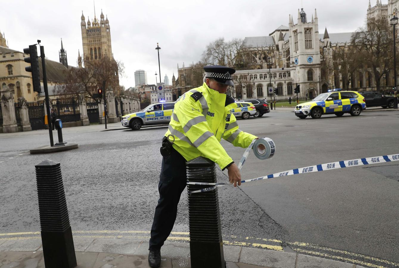 Imágenes tras el ataque en Londres en el puente de Westminster y cerca del Parlamento británico