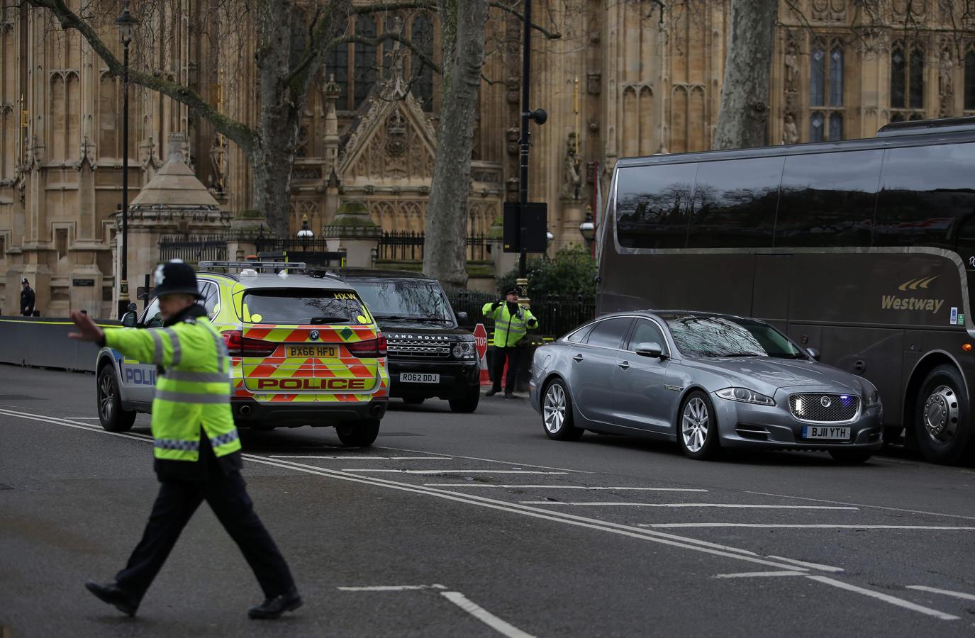 Imágenes tras el ataque en Londres en el puente de Westminster y cerca del Parlamento británico