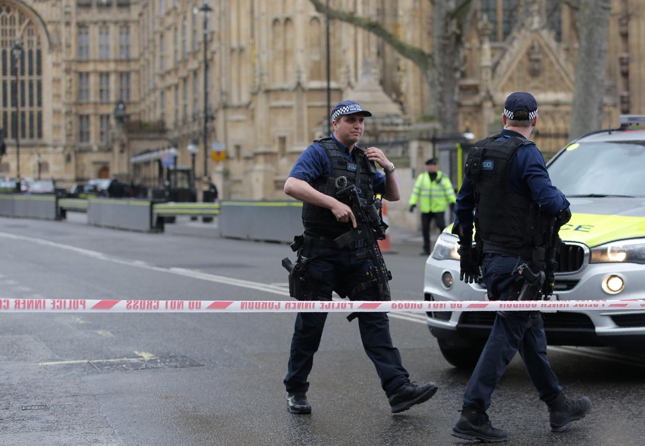 Imágenes tras el ataque en Londres en el puente de Westminster y cerca del Parlamento británico