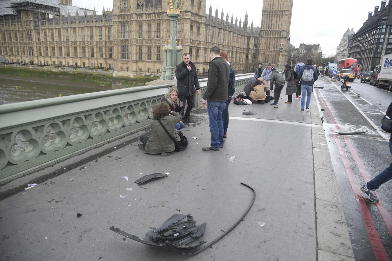 Imágenes tras el ataque en Londres en el puente de Westminster y cerca del Parlamento británico