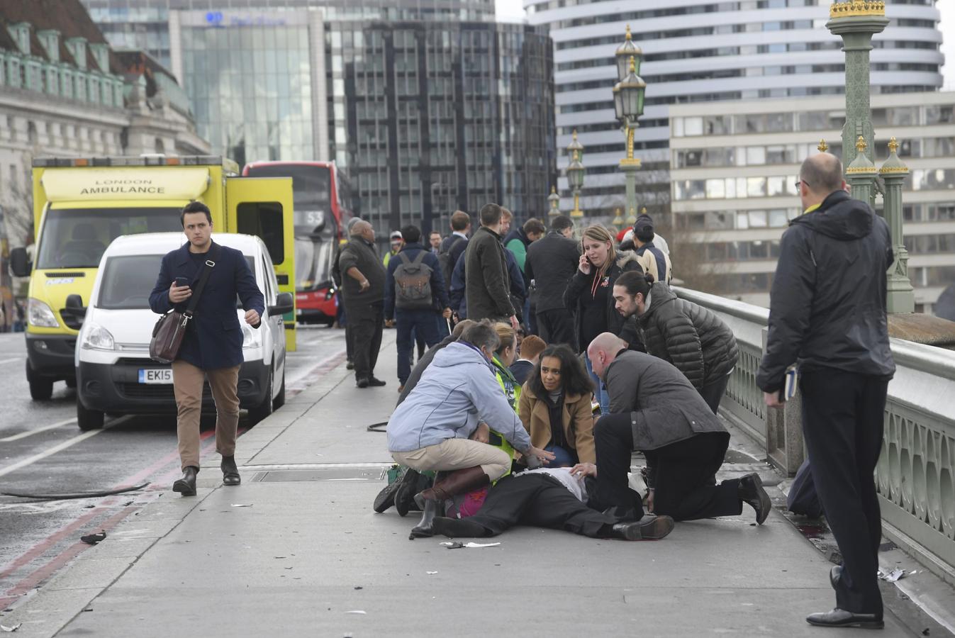 Imágenes tras el ataque en Londres en el puente de Westminster y cerca del Parlamento británico